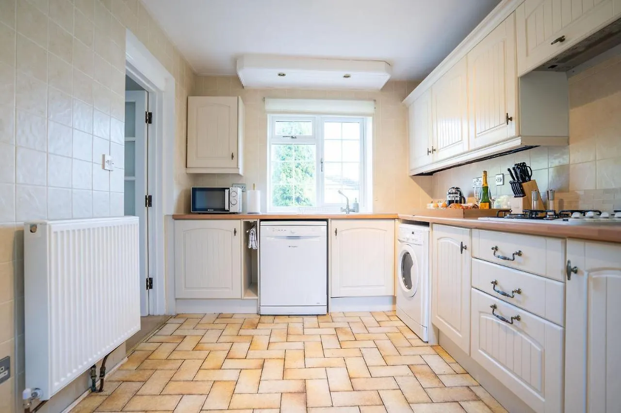 Beautiful Detached Home In Quaint Village Setting Wetherby 0*,